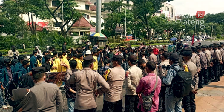 Demo Tak Direspons, Massa di Semarang Segel Gerbang DPRD Jateng
