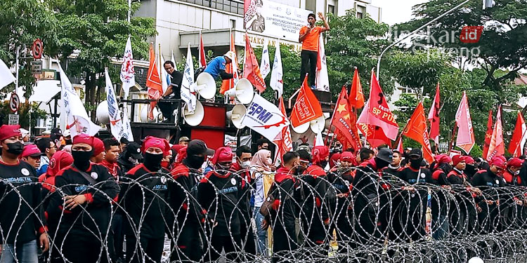 Demo di Kantor Gubernur Jateng, Massa Buruh Sampaikan 3 Tuntutan