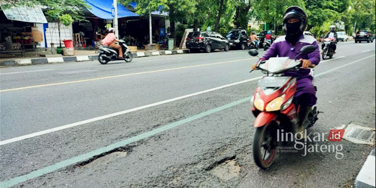 Warga Ketar-Ketir, Jalan Protokol Kota Semarang Banyak Berlubang
