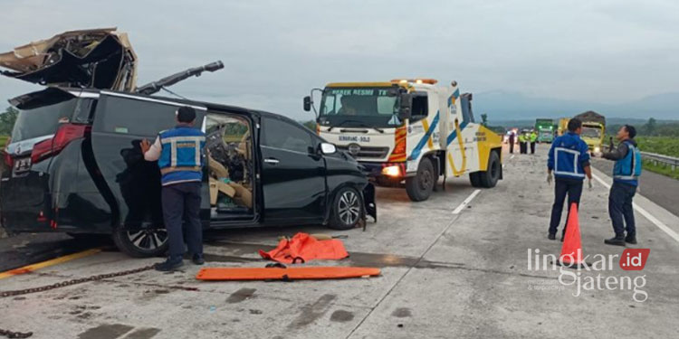 Kecelakaan Maut Alphard Vs Truk di Tol Semarang-Solo, 3 Orang Tewas