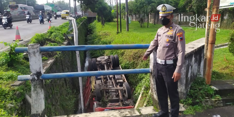 Ngantuk, Truk Bermuatan Pasir Terguling di Parit Ungaran Semarang
