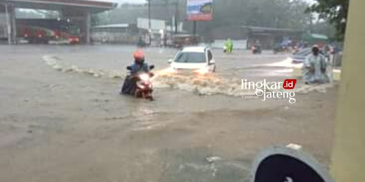 Semarang Diguyur Hujan, Kaligawe hingga Pasar Johar Terendam Banjir