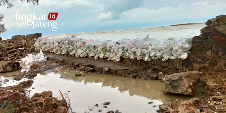 Tanggul Jebol, Kawasan Pantai Marina Semarang Terendam Banjir