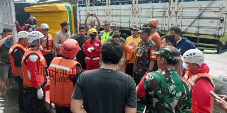 3 Orang Tewas Kesetrum saat Banjir di Semarang