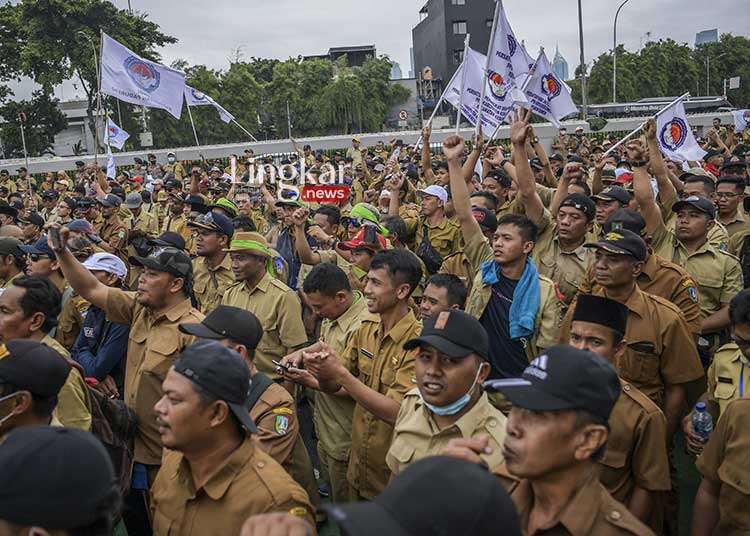6 Tuntutan Persatuan Perangkat Desa Indonesia di Depan Gedung DPR