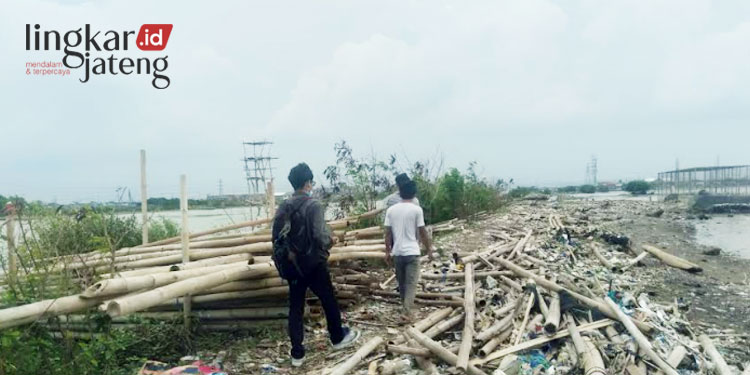 Miris, Tumpukan Sampah Industri Penuhi Sungai Tambakrejo Semarang