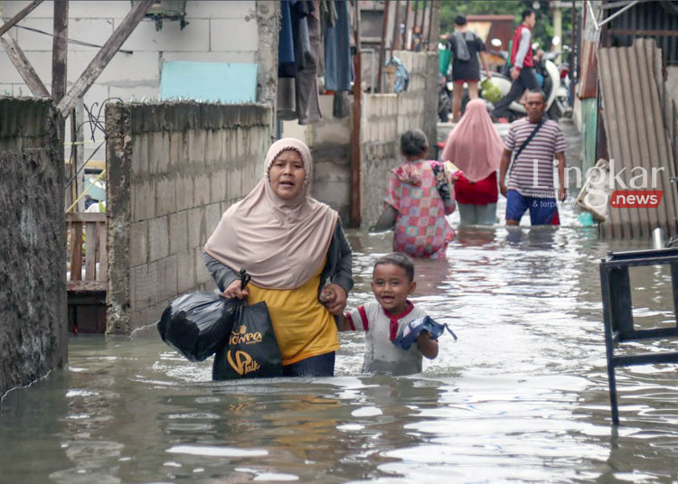 4 Hari Terendam Banjir, Warga Kampung Melayu Belum dapat Bantuan Makanan