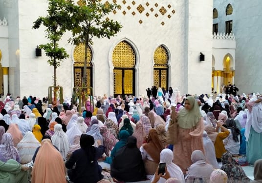 Presiden Jokowi Laksanakan Sholat Idul Fitri 1444 H di Masjid Sheikh Zayed Solo