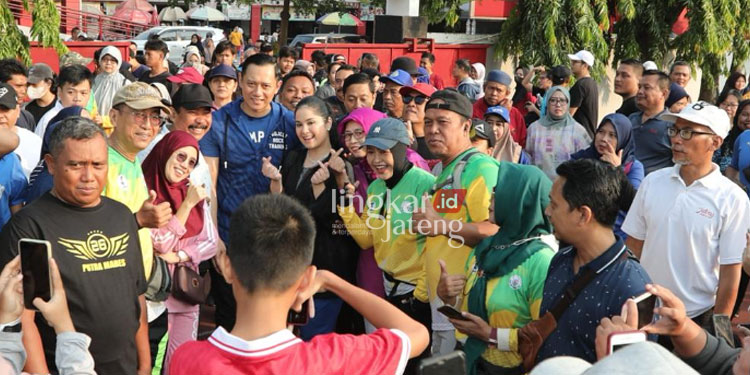 CFD di Simpang Lima Semarang, AHY Dikepung Warga Minta Selfi