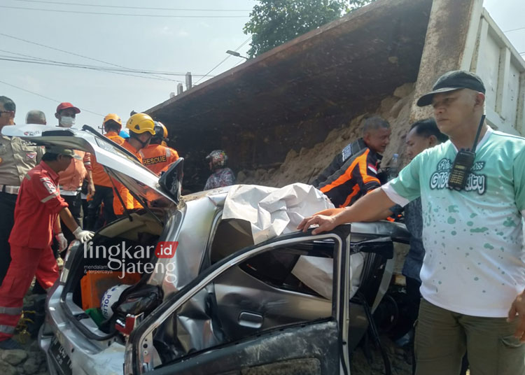 Dump Truk Timpa Mobil Agya Tewaskan 3 Penumpang di Ngaliyan Semarang