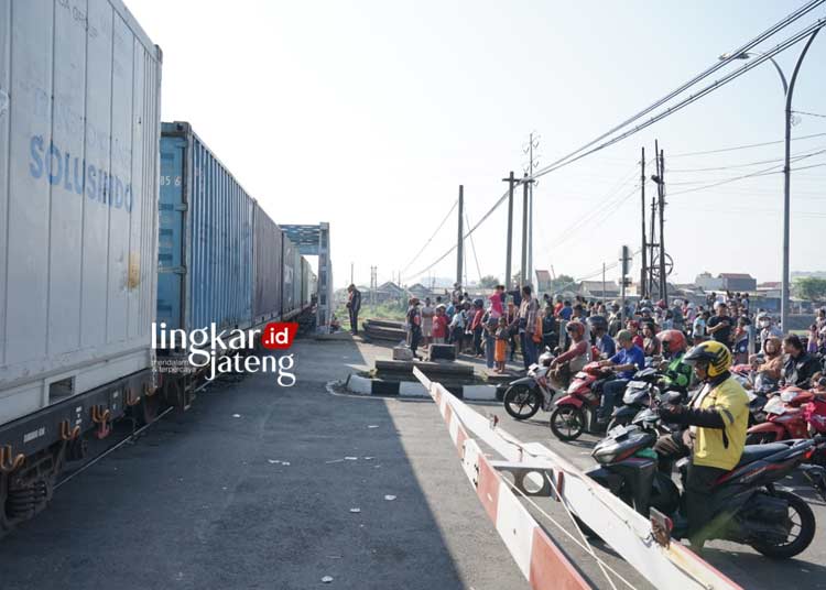 Evakuasi Kereta Api Tabrak Truk di Semarang Selesai, 2 Jalur KA Sudah Bisa Dilalui