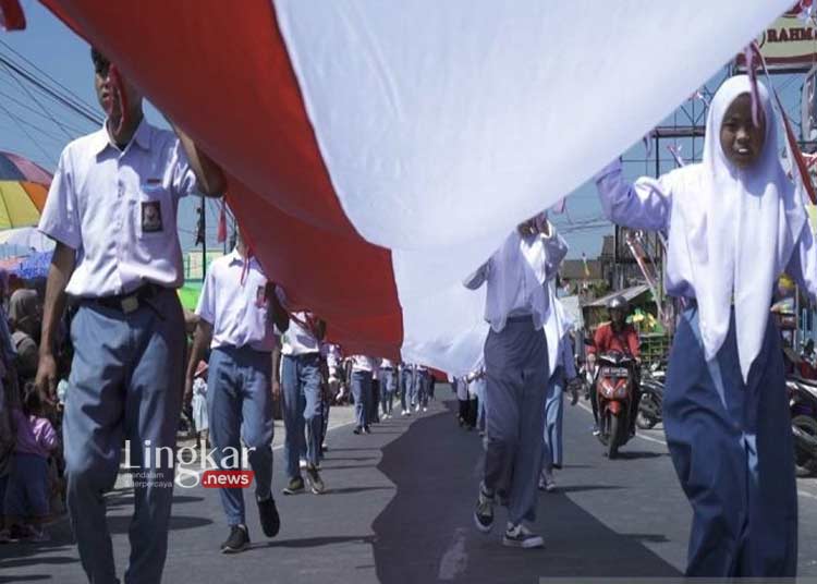 Sambut HUT RI, Ribuan Warga Lereng Merapi Kirab Bendera Merah Putih 165 Meter