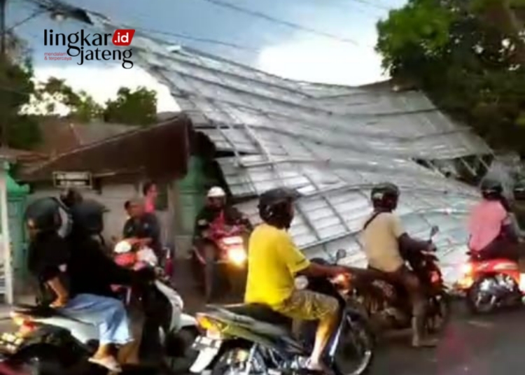 Atap Rumah Warga Terbang Diterjang Angin Kencang di Ambarawa Semarang 