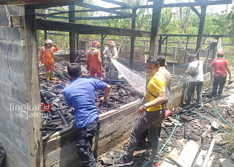 Kebakaran Satu Unit Rumah di Desa Rembes Kabupaten Semarang, Diduga Korsleting Listrik