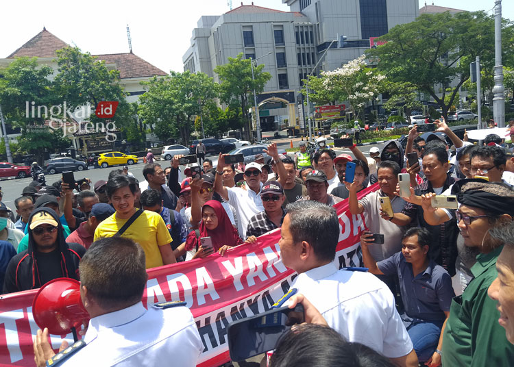 Tuntut Kenaikan Tarif, Sopir Taksi Online Demo di Kantor Gubernur Jateng