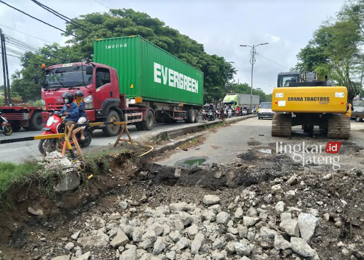 Picu Macet, Perbaikan Gorong-Gorong di Jalan Pantura Semarang-Kendal Diperkirakan Selesai dalam Seminggu