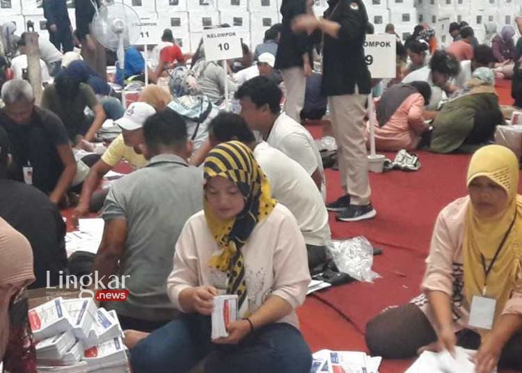 Ratusan Orang Berjibaku Sortir dan Lipat Surat Suara Pemilu 2024 di Temanggung