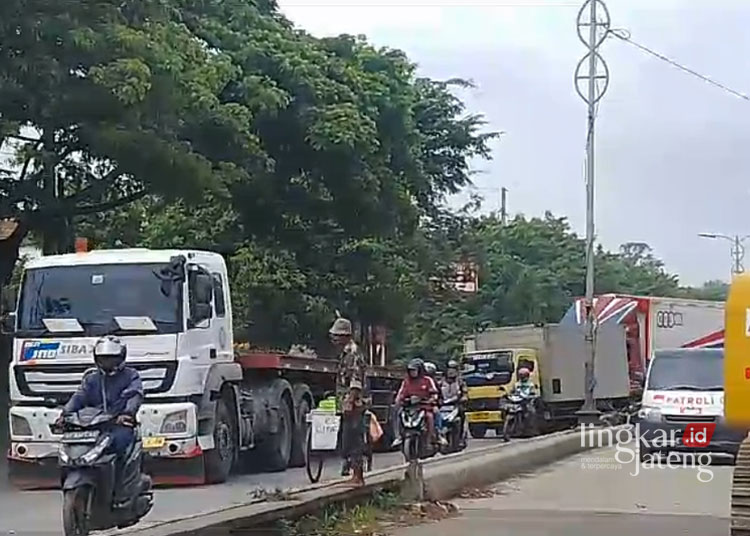 Perbaikan Gorong-Gorong Bikin Macet Panjang Jalur Pantura Semarang