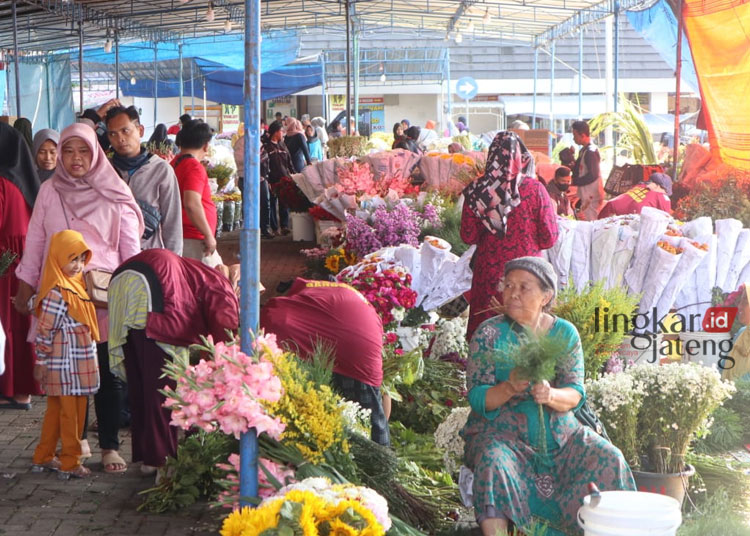 Awal Tahun Permintaan Bunga Hias di Bandungan Semarang Meningkat, Pedagang Sumringah