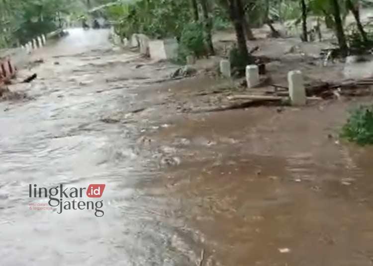 Air Sungai Meluap sebabkan Jalur Susukan-Suruh Semarang Lumpuh