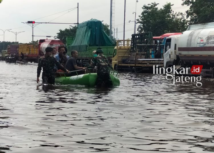TNI Sigap Bantu Warga Terdampak Banjir di Kawasan Genuk Semarang