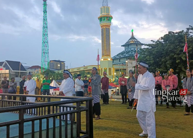 Melihat Tradisi “Nyumet Dung”di Masjid Agung Semarang, Jadi Penanda Berbuka Puasa