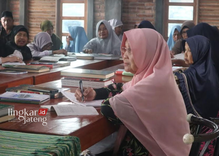 Menengok Semangat Lansia “Nyantri” di Ponpes Kasepuhan Raden Rahmat Banyubiru Semarang