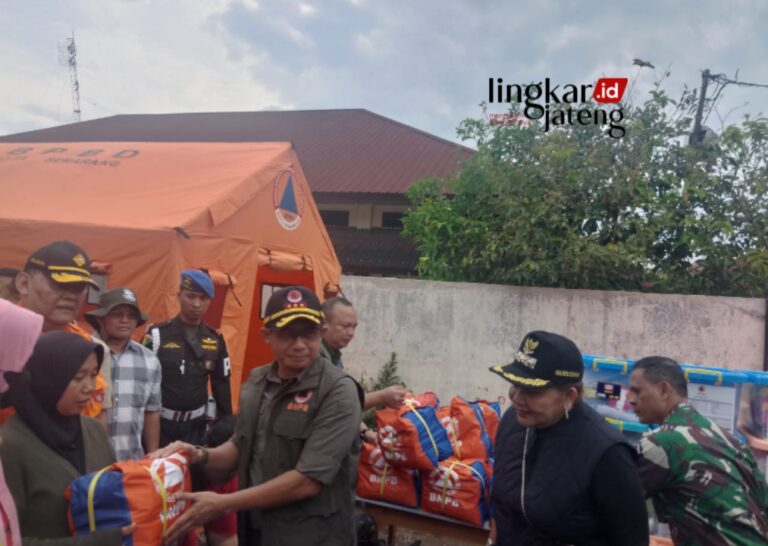 Kepala BNPB Salurkan Bantuan bagi Warga Terdampak Banjir di Semarang