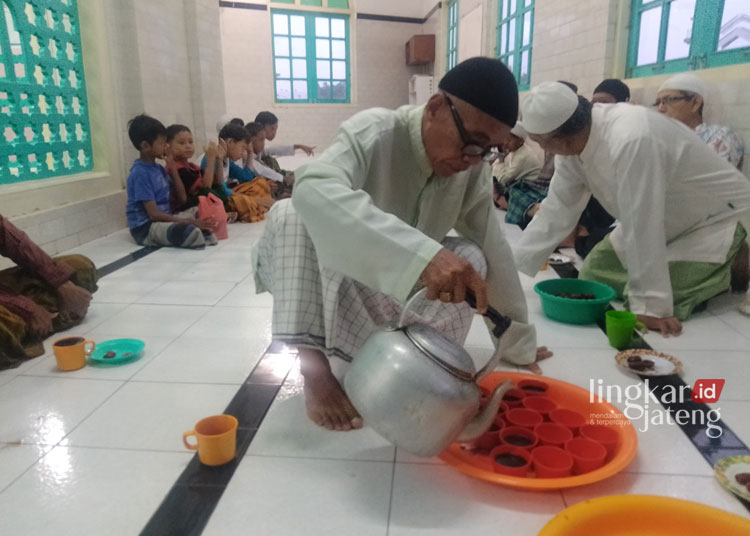 Merawat Tradisi Minum Kopi Arab di Masjid Layur Semarang, Sudah Seabad Disajikan saat Buka Puasa