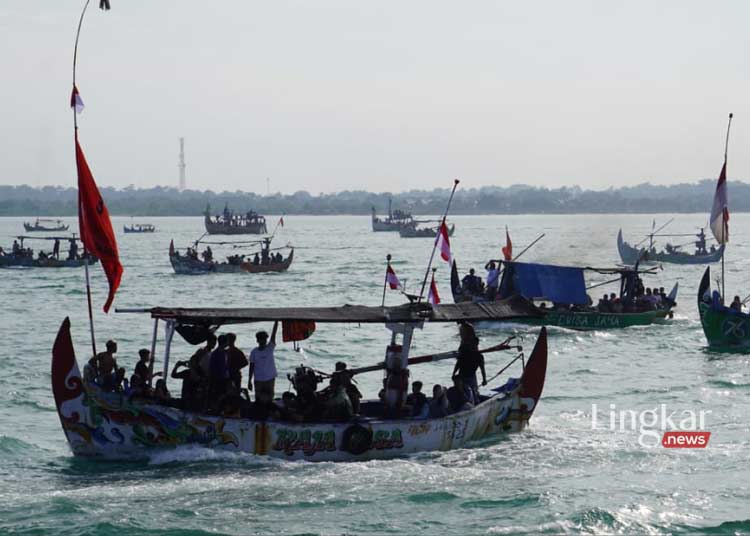 Meriah, Ratusan Kapal Penuhi Laut Ikuti Pesta Lomban di Jepara