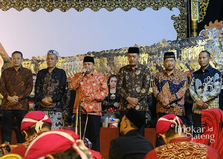 Nonton Wayang Kulit, Bupati Semarang Sampaikan Pesan Moral