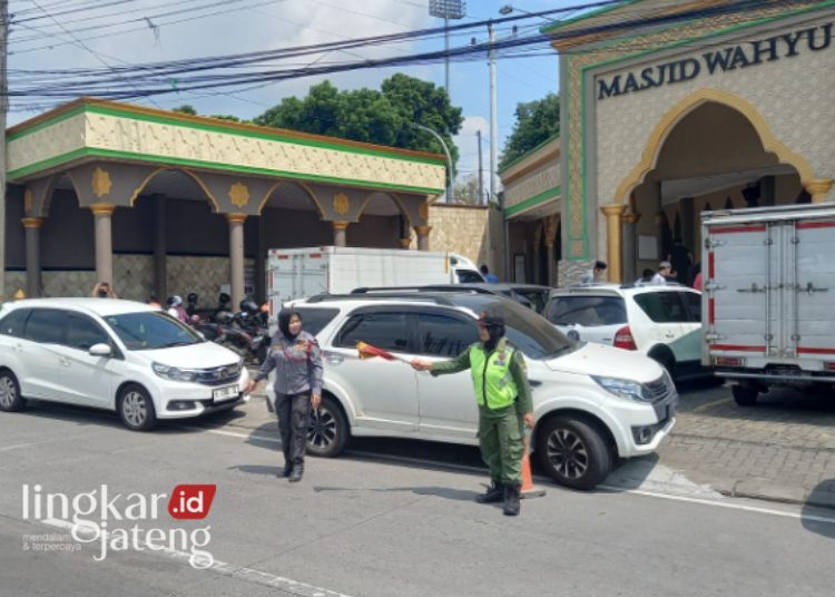 Srikandi Linmas Kabupaten Semarang Bantu Pengamanan Sholat Jumat, Jamaah Senang Tenang selama Ibadah