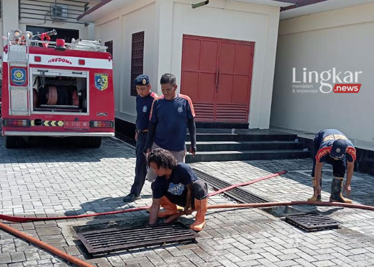 Jaga Kebersihan Lingkungan, Satpol PP Demak Lakukan Pembersihan Got di Mapolres Demak