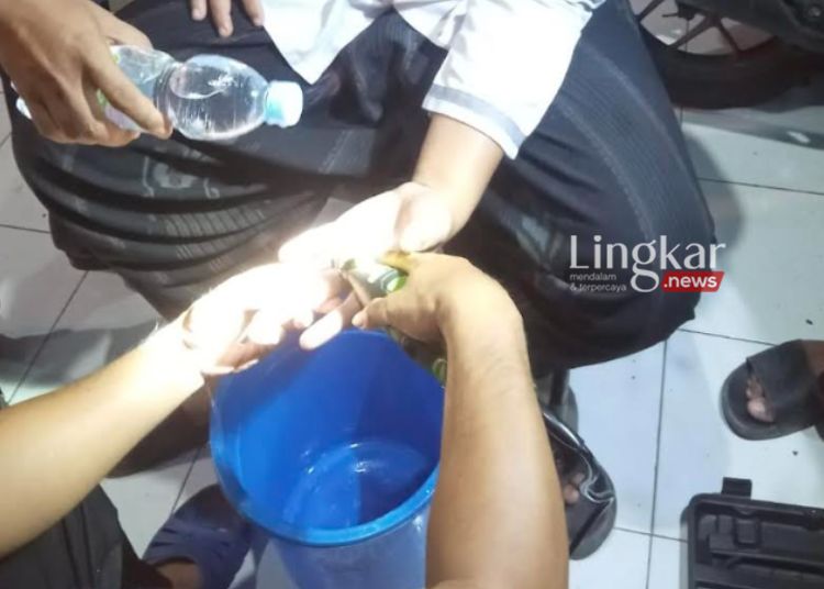 Satpol PP Demak Bantu Lepaskan Cincin dari Jari Seorang Pemuda di Pulosari